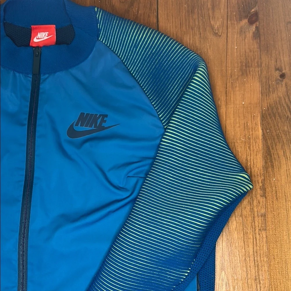 Nike Women’s Sportswear Dynamic Reveal Jacket